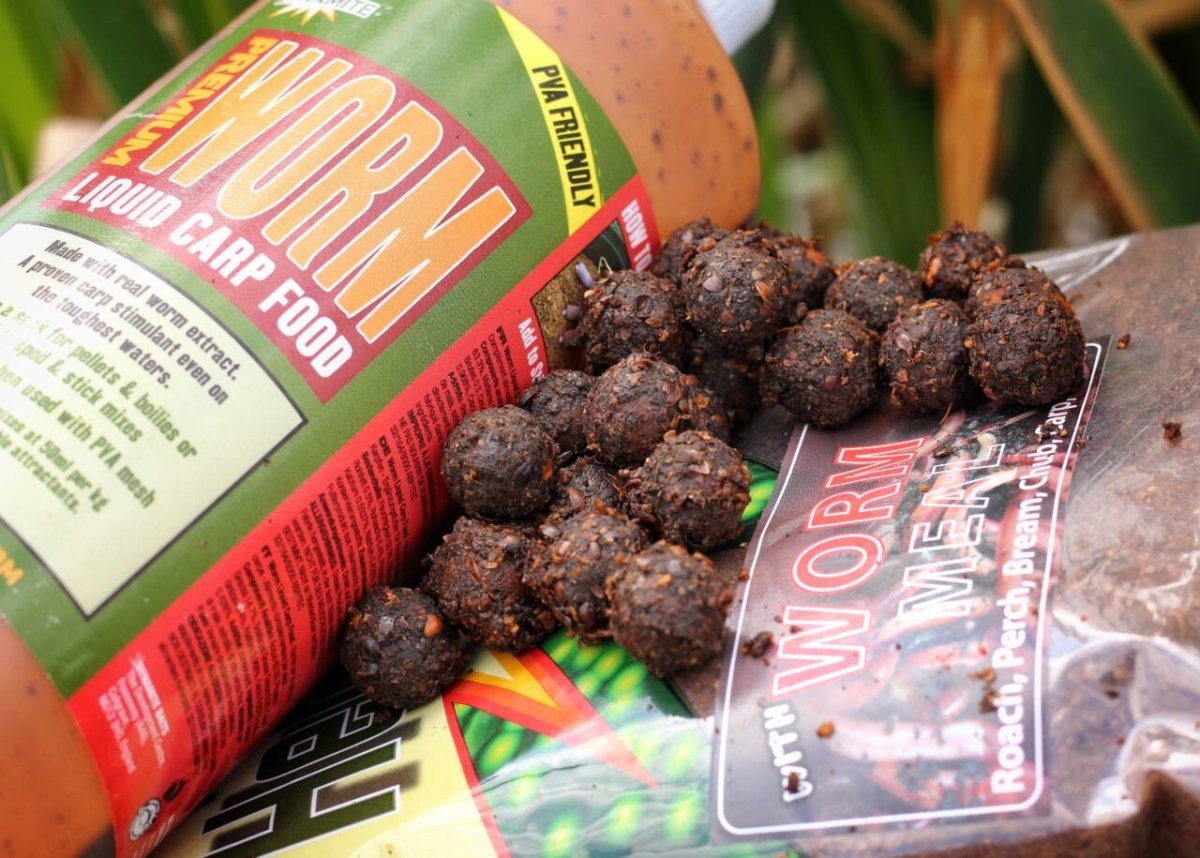 Dynamite Baits Liquid Carp Food - 1L - Worm - KarperCentrale Dynamite Baits Liquid Carp Food - 1L - Worm - KarperCentrale
